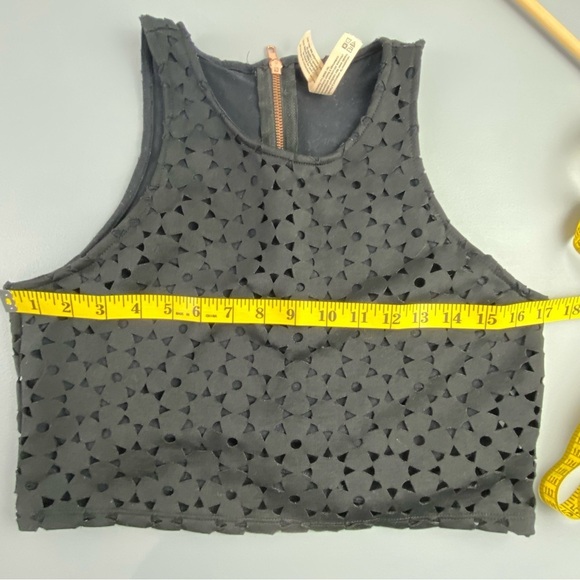 Bethany Mota black cropped laser cut sleeveless top wms sz large - Picture 10 of 10